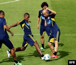 Los jugadores de la selección Colombia de fútbol Amaranto Perea (i) y Elkin Soto (d) participan en un entrenamiento del equipo.