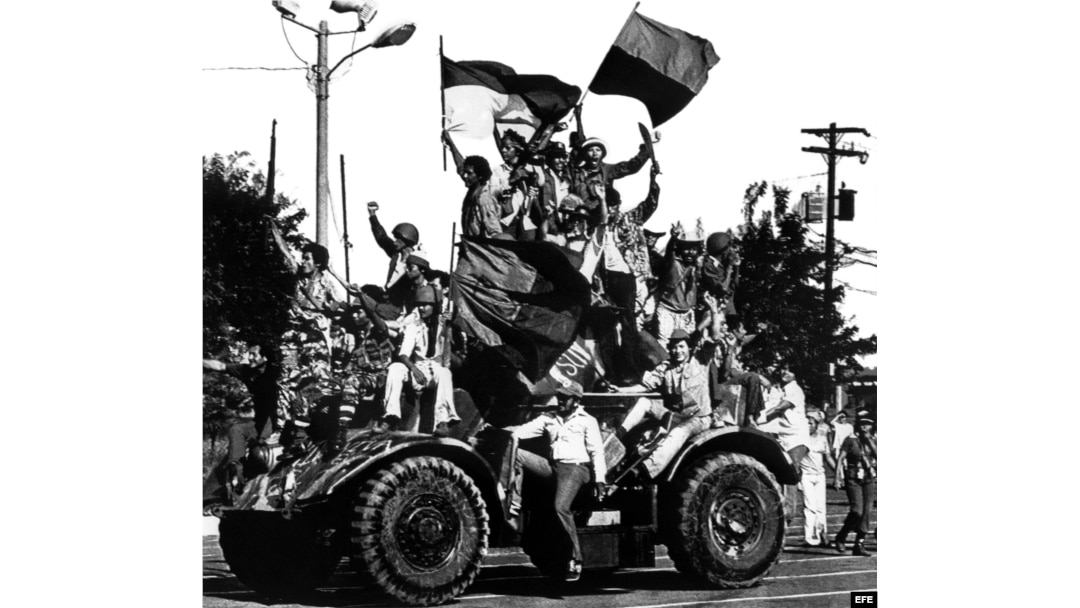 Miembros de la guerrilla del Frente Sandinista de Liberación Nacional (FSLN), entran en Managua celebrando la derrota de Anastasio Somoza Debayle y la fuga de su sucesor Francisco Urcuyo