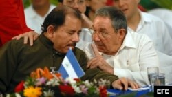 El presidente Daniel Ortega escucha con detenimiento consejos del gobernante cubano Raúl Castro.