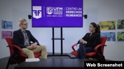 Rosa María Payá (d) responde preguntas en la Universidad Francisco Marroquín (UFM), en Ciudad de Guatemala.