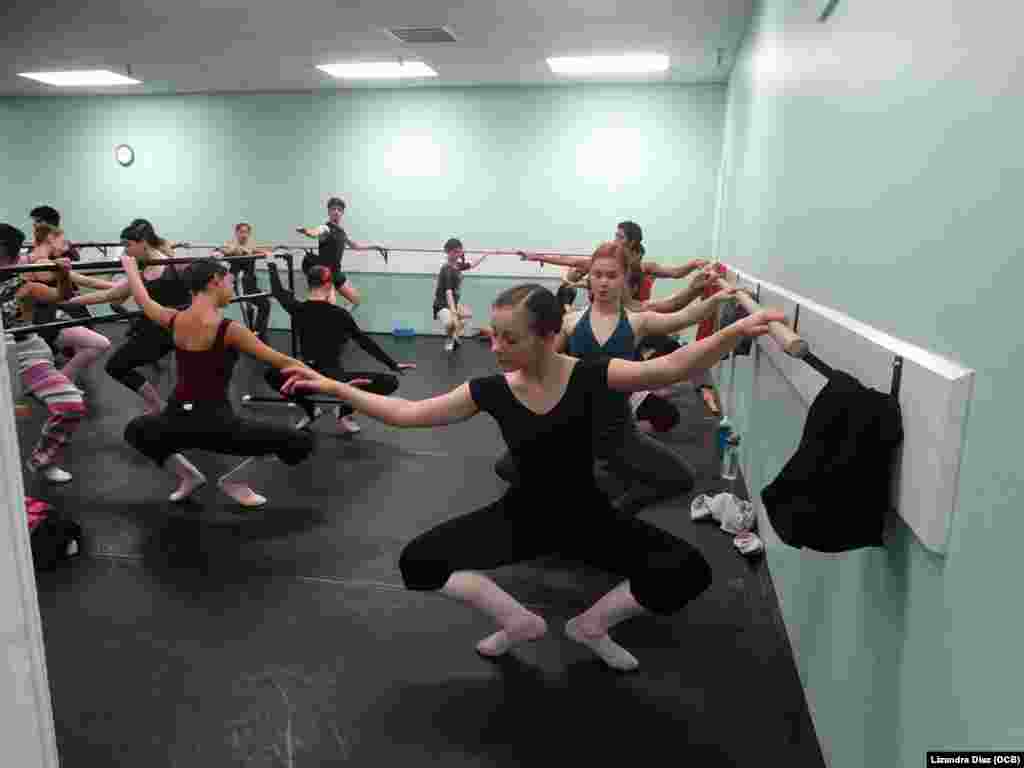 Grupo de bailarines cubanos entrenando en la Academia de Ballet de Sarasota