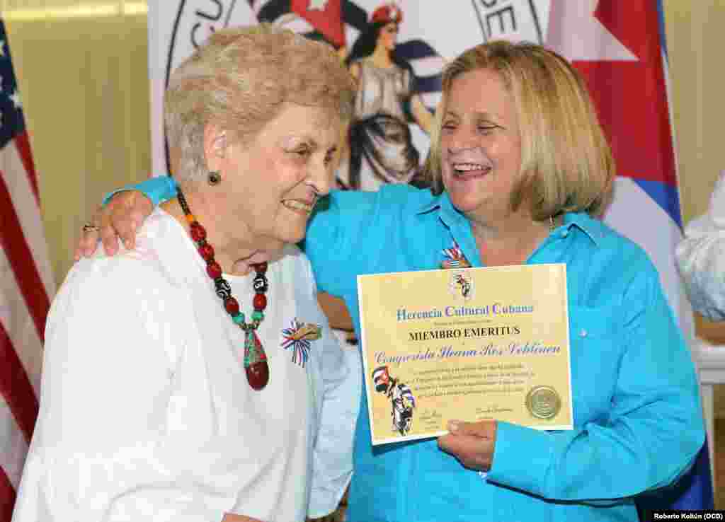 Livia Alonso, presidenta de la Junta de Directores de Herencia Cultural Cubana, le entregaba un reconocimiento a la congresista Ileana Ros-Lehtinen.