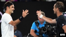 Gasquet felicita a Federer por su victoria.