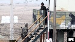 Soldados surcoreanos vigilan en un puesto de centinela en la Zona Desmilitarizada, situada en la frontera con Corea del Norte. 
