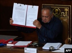 Diosdado Cabello, número dos del régimen de Nicolás Maduro, muestra el lunes en la Asamblea Constituyente una declaración oficial que se opone a los pronunciamientos del presidente de EEUU Donald Trump (Foto: AFP).