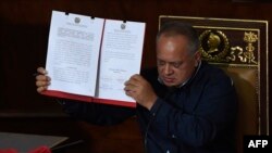 Diosdado Cabello, número dos del régimen de Nicolás Maduro, muestra en la Asamblea Constituyente una declaración oficial que se opone a los pronunciamientos del presidente de EEUU Donald Trump (Archivo/AFP).