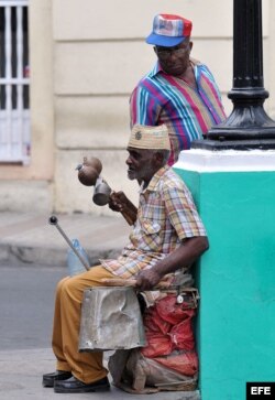 Un anciano conocido como "el hombre orquesta" toca en una esquina del parque Céspedes.