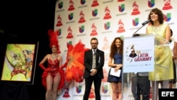 El cantautor mexicano Aleks Syntek (2i) y la cantautora estadounidense Leslie Grace (2d), escuchan a la cantautora y guitarrista guatemalteca Gaby Moreno (d), durante la rueda de prensa ofrecida para anunciar las nominaciones a los premios Grammy Latino.