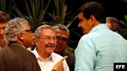 Raúl Castro, Nicolás Maduro y el secretario general de la Asociación de Estados del Caribe, Alfonso Múnera.