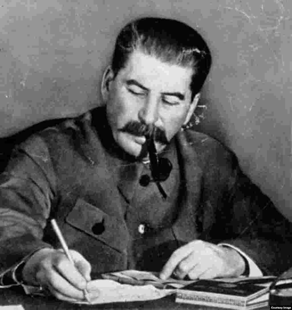 Iosef V. Stalin (1878-1953): Gobernó la URSS por casi 30 años. Se calcula que dejó entre 15 a 20 millones de víctimas mortales y desplazó a millones de personas de sus lugares de origen, como Crimea o Chechenia hasta Siberia.