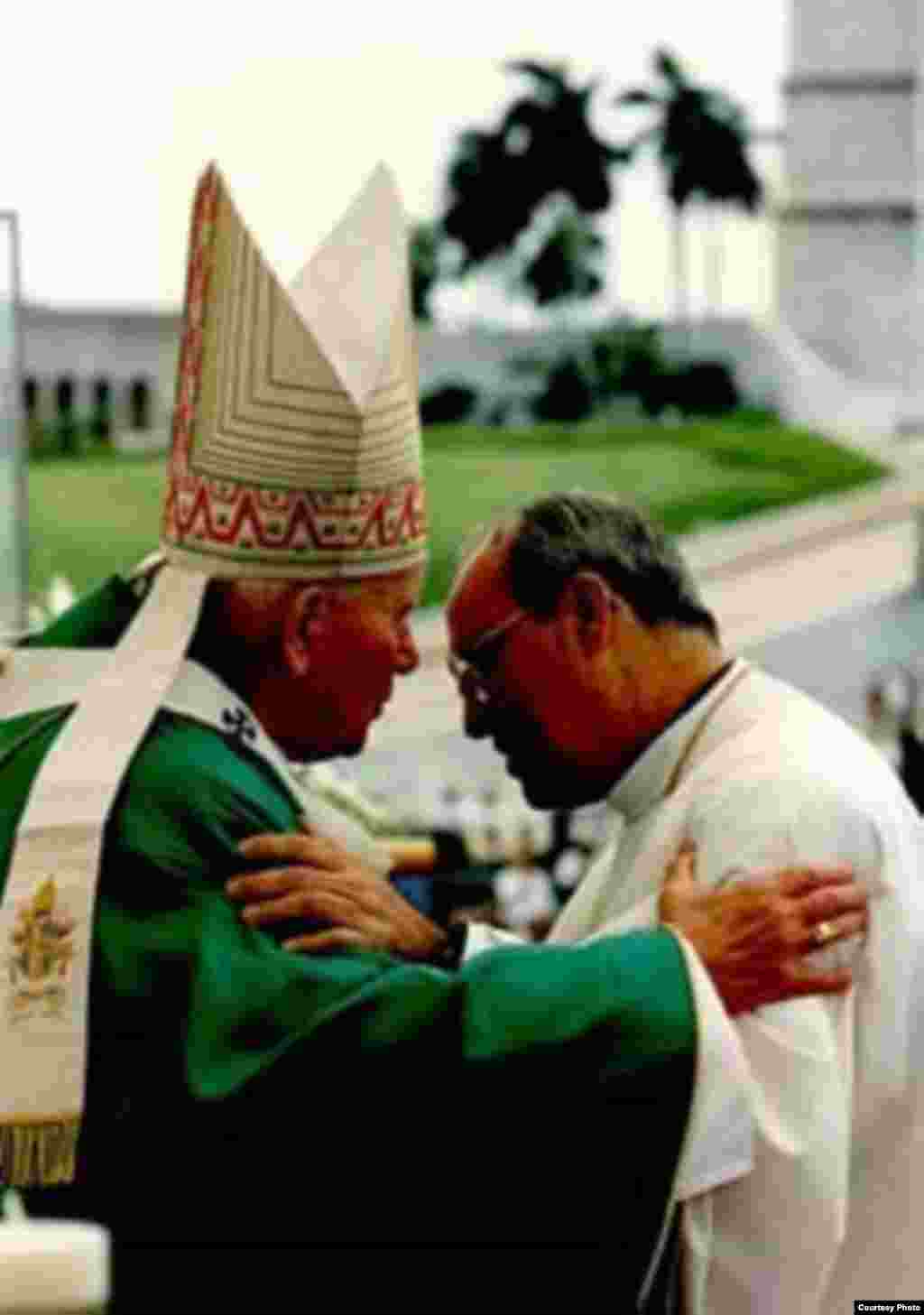 Juan Pablo II y el cardenal Ortega, en 1998.