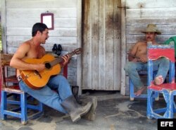 Un miembro de la comunidad de los "Acuáticos" ubicada en el Valle de Viñales.