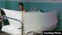 Tratamiento contra el dengue en Cuba: mosquiteros, abundante líquido y pastillas.