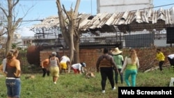 Trabajadores cubanos buscan recuperar la instalación para la práctica del boxeo en Caibarién.
