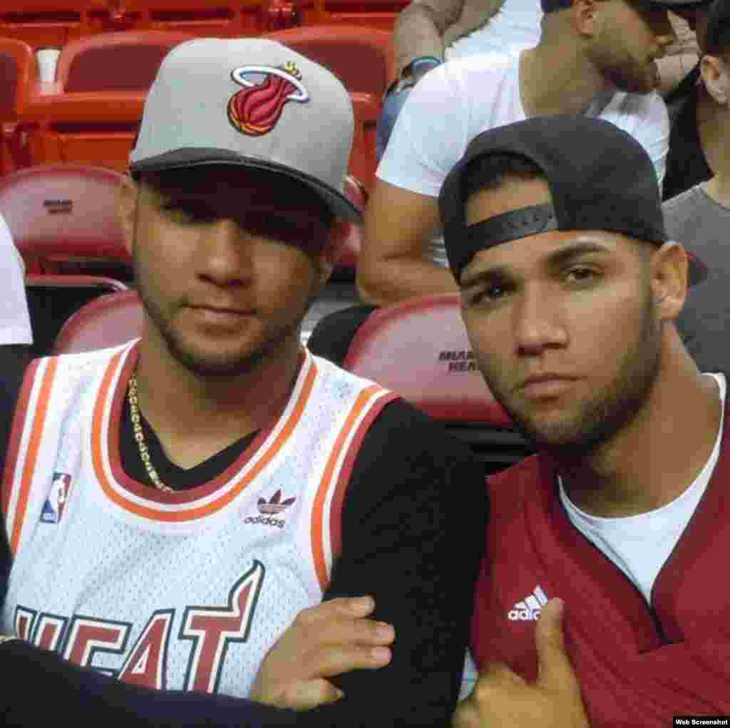 (i-d) Yulieski y su hermano Lourdes Gourriel Jr. en el Miami Arena, casa de los Heat de Miami.