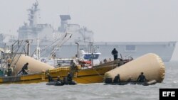 Miembros de los servicios de rescate continúan trabajando en los alrededores del lugar donde naufragó el buque surcoreano Sewol en Jeolla (Corea del Sur)21 de abril de 2014.