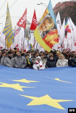 Manifestantes en Kiev con la bandera de la UE
