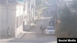 Una patrulla policial apostada en las cercanías de la vivienda de Daniela Rojo.