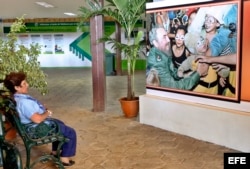 Una mujer observa una foto de Fidel Castro, en La Habana, Cuba.