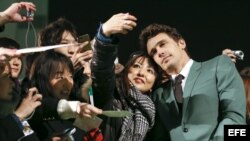 El actor estadounidense James Franco (dcha) posa para una foto antes de la presentación de su película "Oz, The Great and Powerful" en Tokio (Japón) el miércoles 20 de febrero de 2013. 