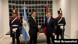 (i-e) El presidente interino de Venezuela, Juan Guaidó, junto al presidente de Argentina, Mauricio Macri.