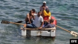 ARCHIVO. Un grupo de cubanos a bordo de una embarcación rústica.