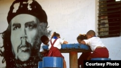 Niños cubanos bajo el ojo vigilante del Che Guevara. Foto: Mike Keran.