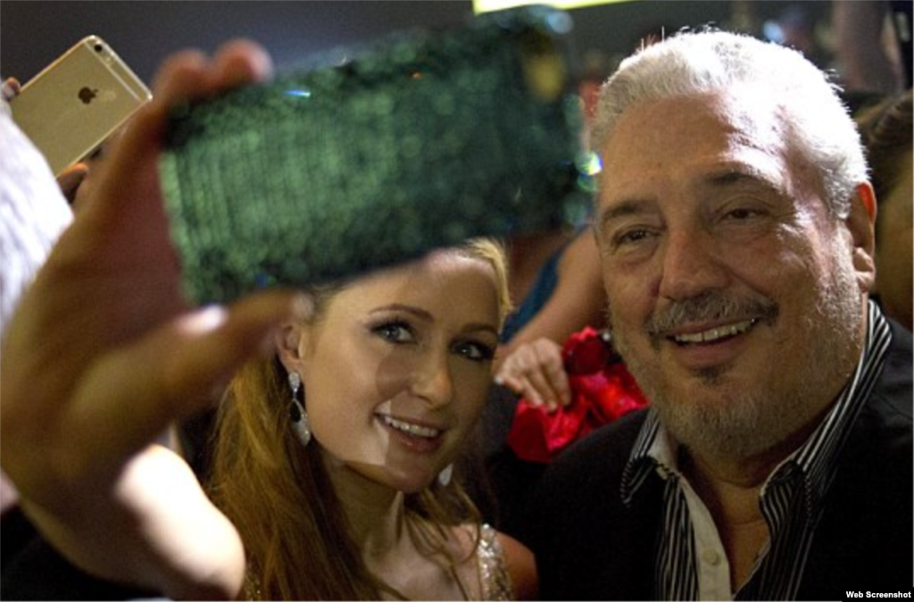Paris Hilton se toma un selfie con Fidel Castro Díaz-Balart.
