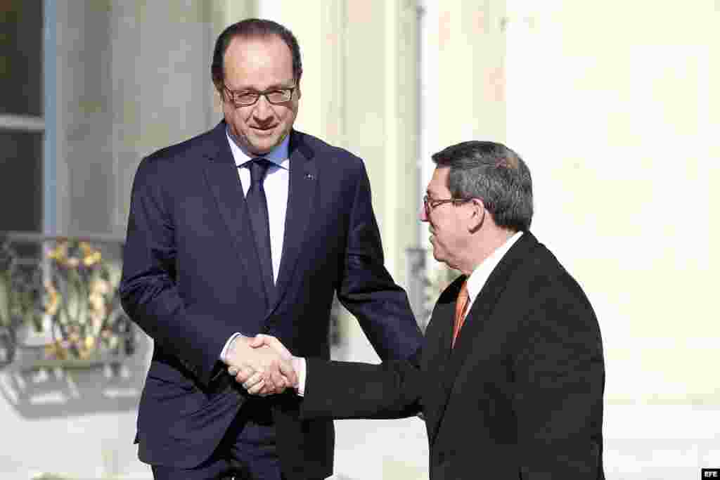 El presidente galo, François Hollande (izq), da la bienvenida al ministro de Exteriores cubano, Bruno Rodríguez (dcha), a su llegada al Palacio del Elíseo en París (Francia) hoy, martes 21 de abril de 2015. EFE/Yoan Valat