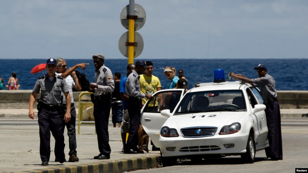 La policía controla el Malecón habanero (imagen de archivo). REUTERS/Desmond Boylan 