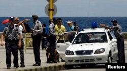 La policía controla el Malecón habanero. (Archivo)