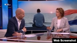 El periodista Siebe Sietsma (izquierda) presenta la investigación sobre las expatriaciones forzosas en Cuba con la conductora del noticiero de la televisión holandesa "Nieuwsuur".