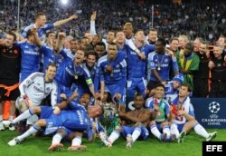 Jugadores del Chelsea celebran con el trofeo después de vencer al Bayern el 19 de mayo de 2012, en el partido por la final de la Liga de Campeones de la UEFA en el estadio Allianz Arena de Múnich (Alemania). Chelsea venció 4-3 en la definición por tiros p