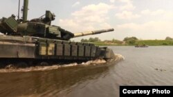 Tanque ruso en el Donbass. / RFE/RL