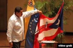 Nicolás Maduro acaricia la bandera de Puerto Rico convencido de que es la de Cuba
