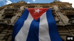 Una bandera cubana ondea en la fachada de un edificio de La Habana.