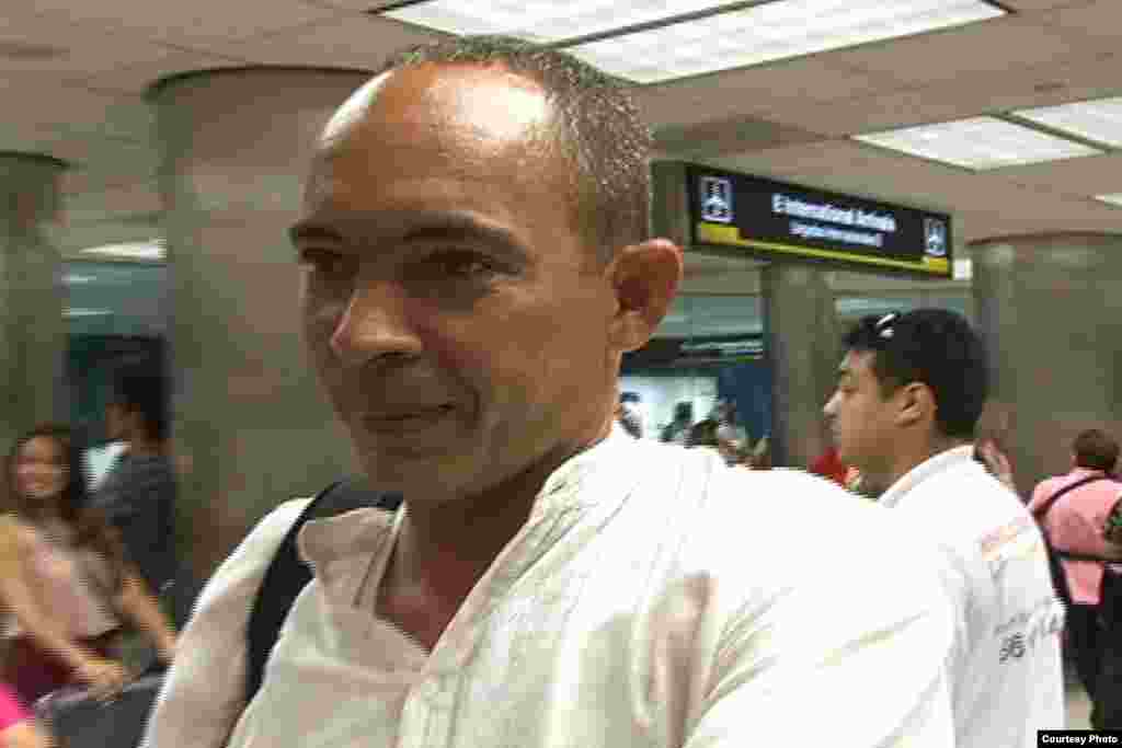 El disidente y médico cubano Darsi Ferrer el jueves 28 de junio de 2012 a su llegada desde Cuba al Aeropuerto Internacional de Miami