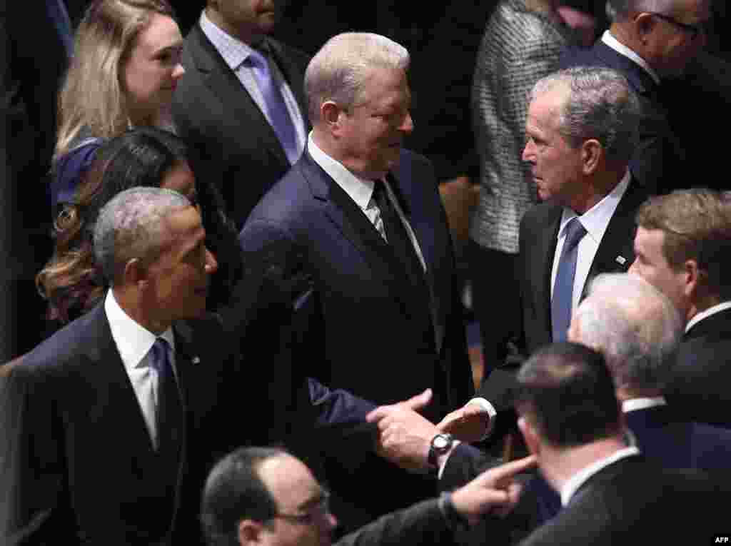 Barack Obama, el vicepresidente Al Gore y George W. Bush en el funeral del senador John McCain.
