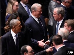 Barack Obama, el vicepresidente Al Gore y George W. Bush en el funeral del senador John McCain.