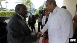El vicepresidente de Sudáfrica, Cyril Ramaphosa (i), es recibido por el viceministro de Comercio Exterior de Cuba, Antonio Carricarte. EFE