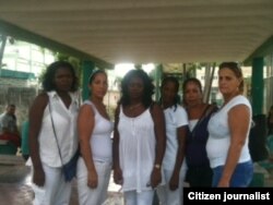 Reporta Cuba Damas de Blanco afuera de 100 y Aldabó este 22 de septiembre acompañan a familia de detenidos