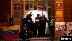Agentes del Servicio Secreto de EEUU se preparan para ingresar a la Embajada de Venezuela para desalojar y arrestar a los últimos cuatro simpatizantes de Nicolás Maduro que han estado ocupando la sede diplomática.