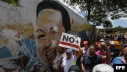 Manifestantes de la oposición venezolana gritan consignas durante una marcha contra la sentencia del Tribunal Supremo de Justicia.