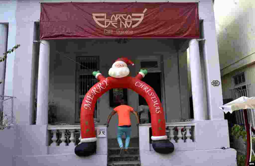 Un restaurante adornado con una imagen de Santa Claus en La Habana. EFE