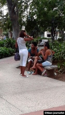 Reporta Cuba Foto Mario Hechavarría jóvenes en el Parque Central de La Habana