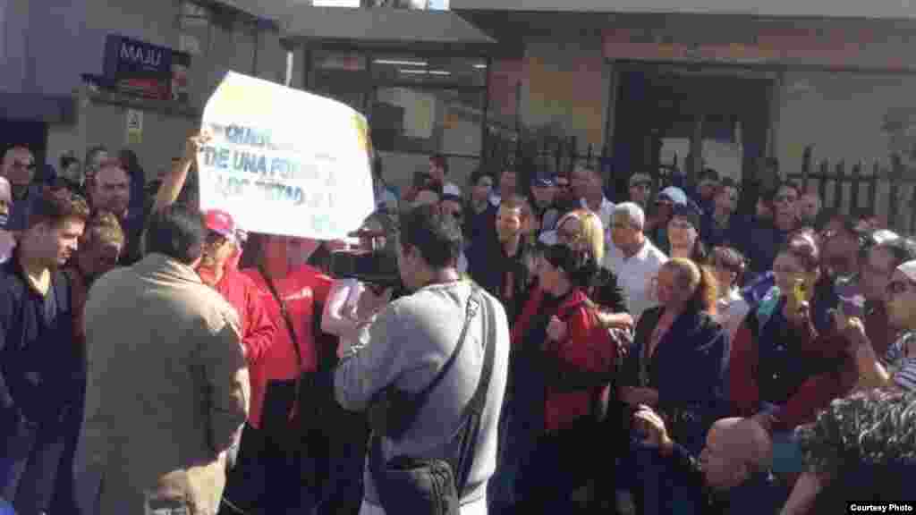 Cubanos reunidos a las puertas de la Embajada de México en Ecuador.