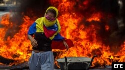 Una joven participa en una manifestación contra el Gobierno venezolano.