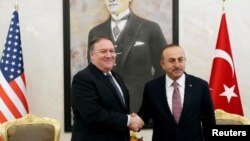 El Secretario de Estado, Mike Pompeo (izq.) se entrevistó en Ankara con el presidente Recep Tayyip Erdoğan en medio de la crisis por la desaparición del periodista saudita afincado en EE.UU. Jamal Khashoggi.