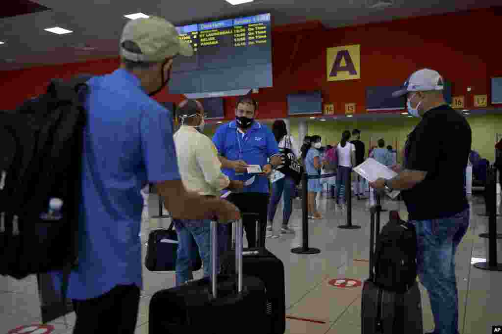 Pasajeros hacen fila en el mostrador de Copa Airlines en el Aeropuerto Internacional Jos&#233; Mart&#237;, en La Habana. (YAMIL LAGE / AFP)