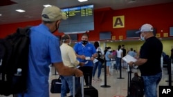 Pasajeros hacen fila en el Aeropuerto Internacional José Martí, en La Habana. (YAMIL LAGE / AFP)
